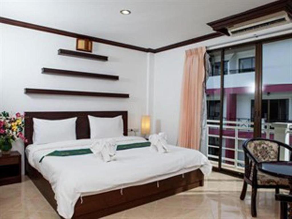 Triple Rund Place Hotel Patong Buitenkant foto