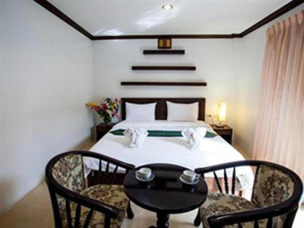 Triple Rund Place Hotel Patong Buitenkant foto
