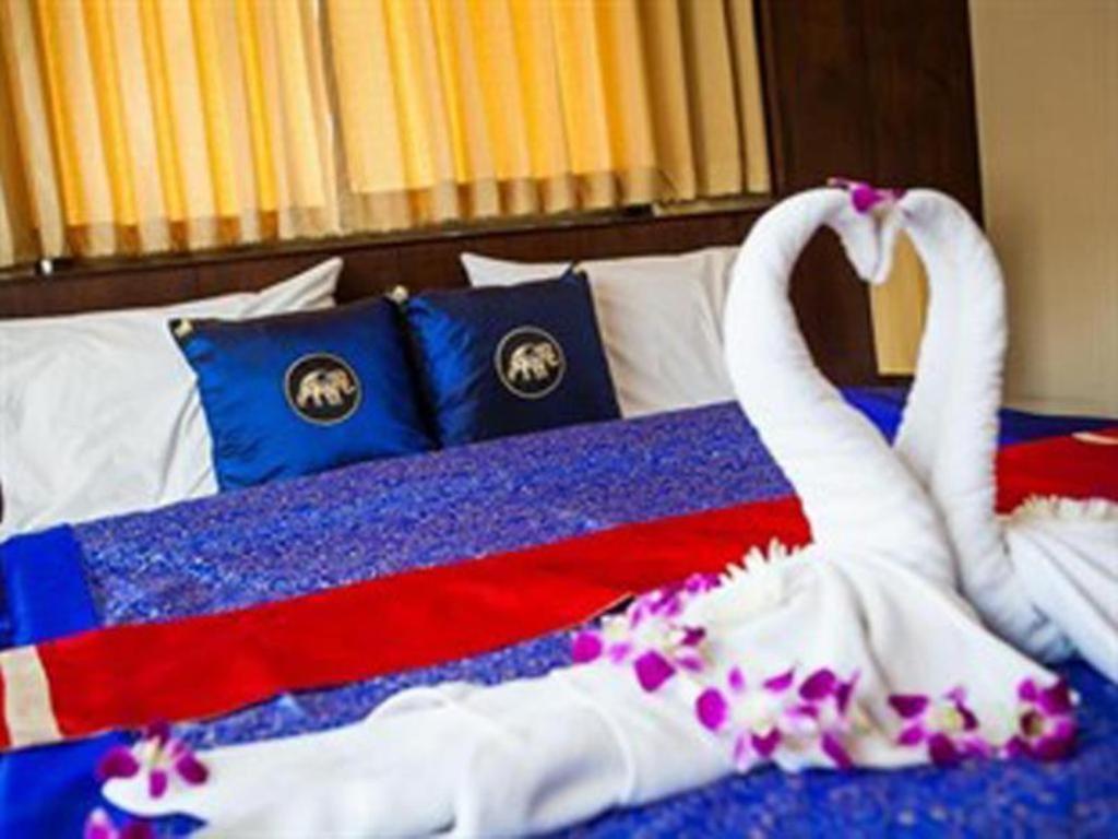 Triple Rund Place Hotel Patong Buitenkant foto
