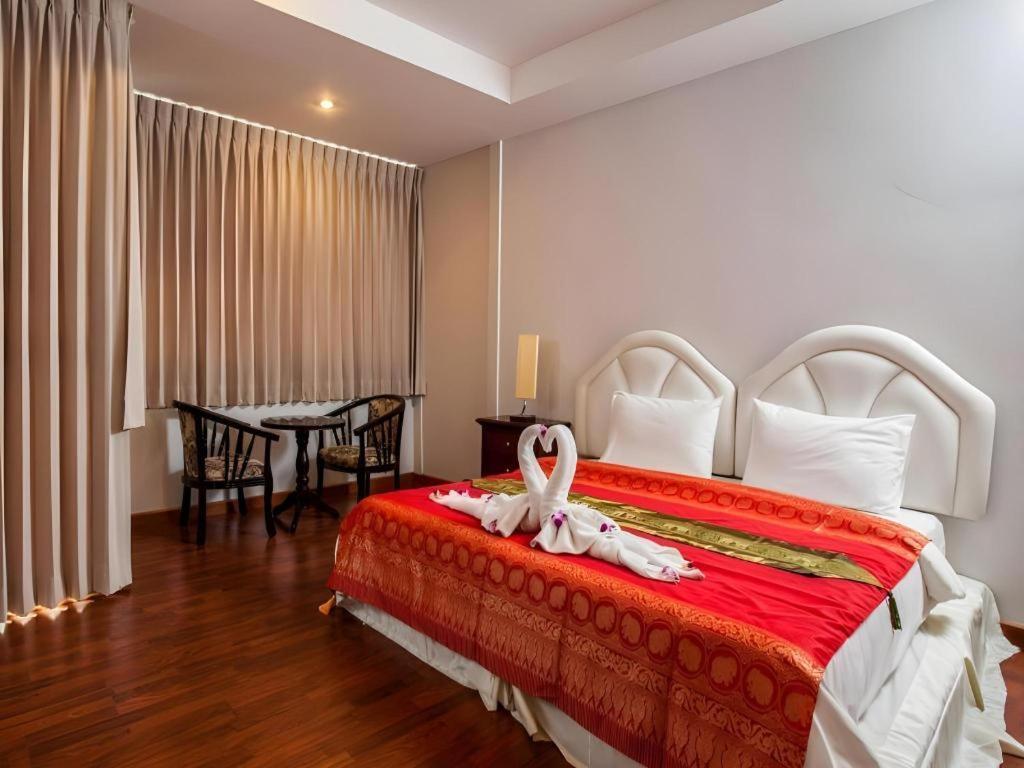 Triple Rund Place Hotel Patong Buitenkant foto