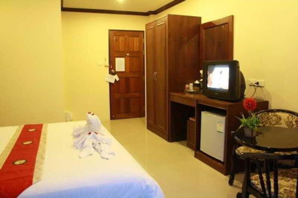 Triple Rund Place Hotel Patong Buitenkant foto