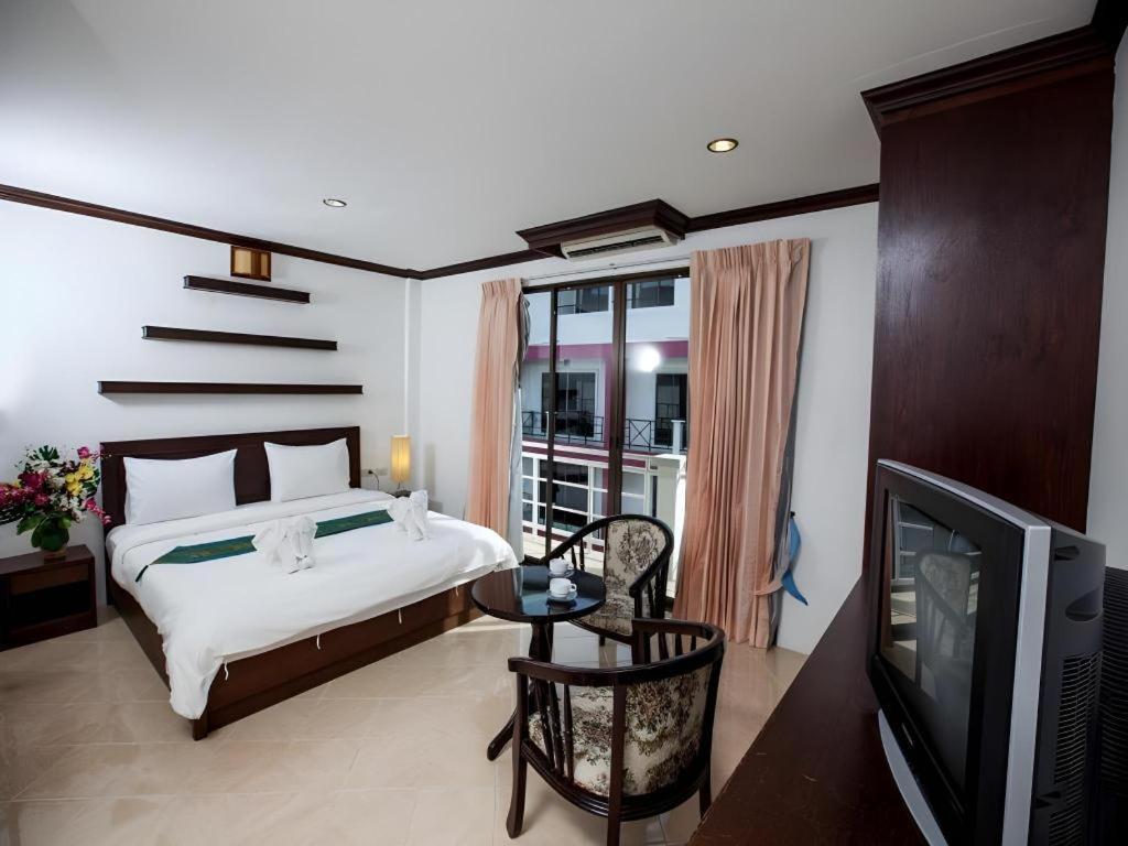 Triple Rund Place Hotel Patong Buitenkant foto
