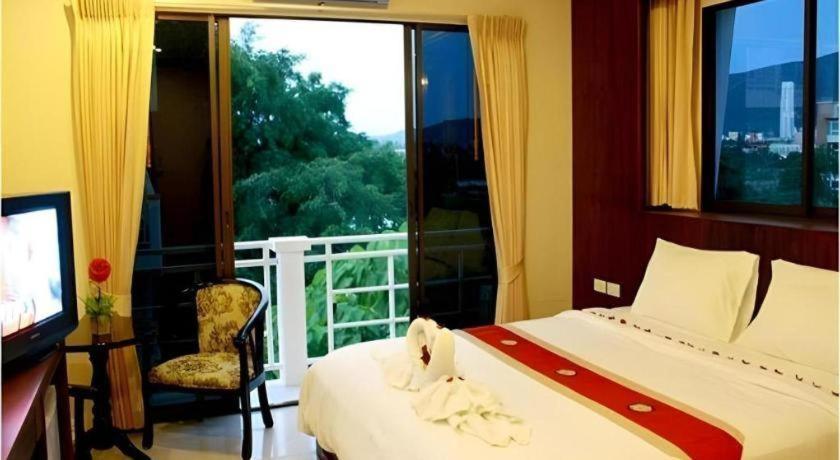 Triple Rund Place Hotel Patong Buitenkant foto
