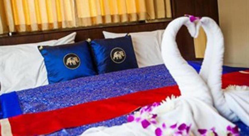 Triple Rund Place Hotel Patong Buitenkant foto