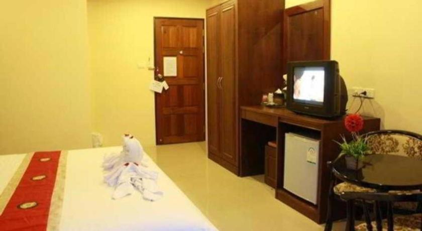 Triple Rund Place Hotel Patong Buitenkant foto