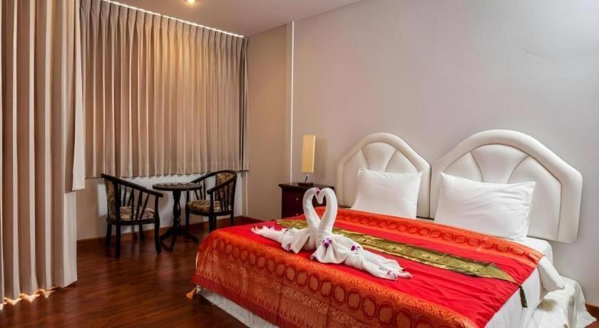 Triple Rund Place Hotel Patong Buitenkant foto
